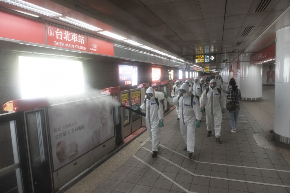 台北市衛生局30日公布5名確診足跡，遍布捷運、台鐵、公車及多處餐廳。（資料照片／蔣銀珊攝）