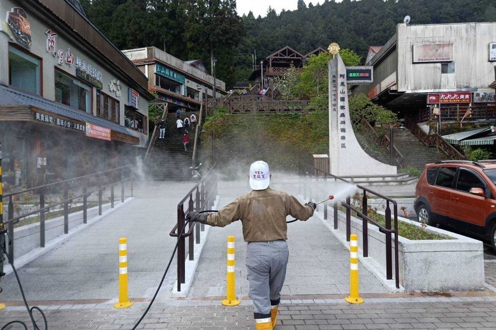 阿里山國家森林遊樂區出現確診者足跡，園區進行清消。（嘉義縣政府提供）