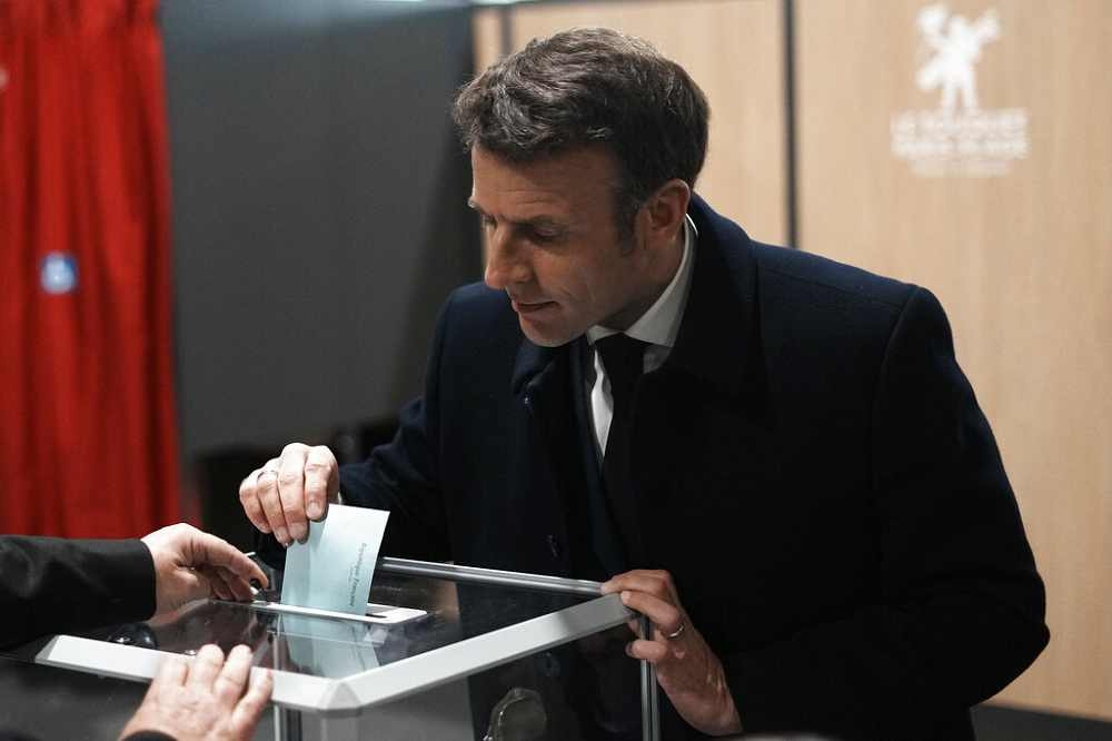 法國現任總統馬克宏前往投票。（美聯社）