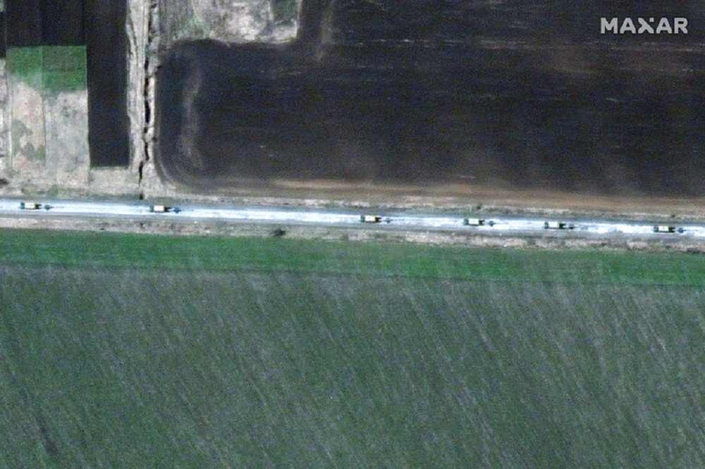 科技公司MAXAR的衛星影像顯示，8日烏克蘭東部哈爾科夫以東地區，許多卡車載運火炮往南運輸。（美聯社）