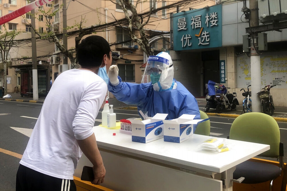 上海防疫人員對居民進行核酸檢測。（美聯社）