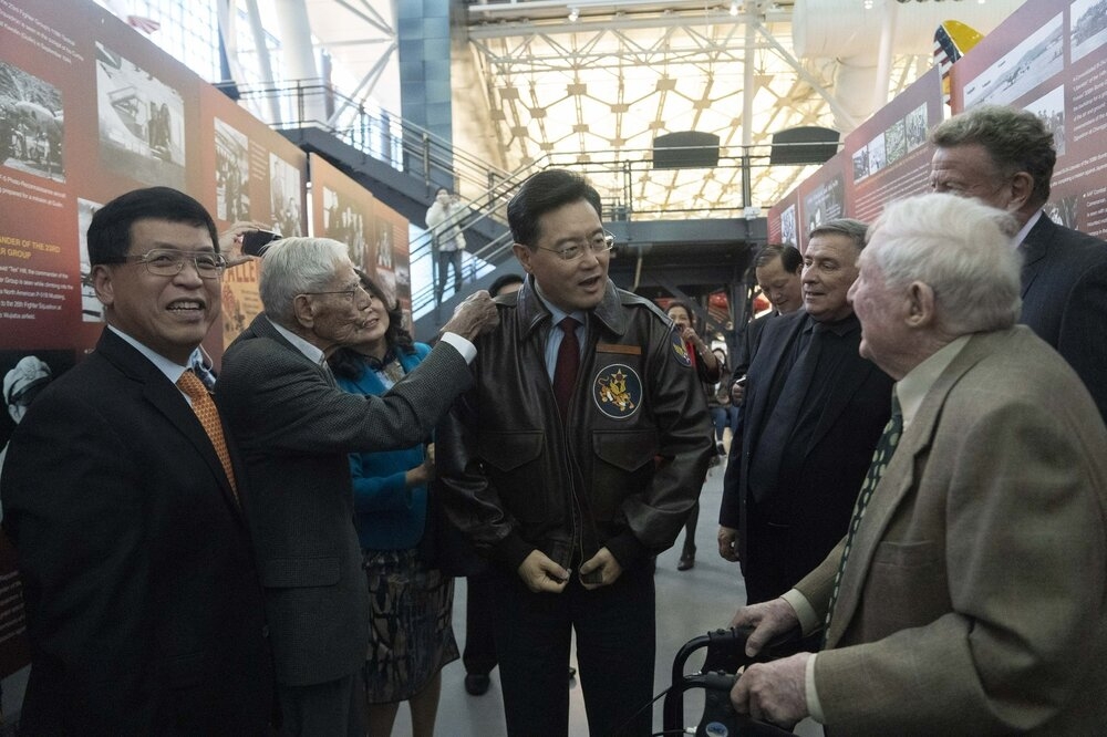 中國駐美大使秦剛（中央）出席飛虎隊80周年紀念，穿上知名的飛行夾克。（圖片取自官方推特）