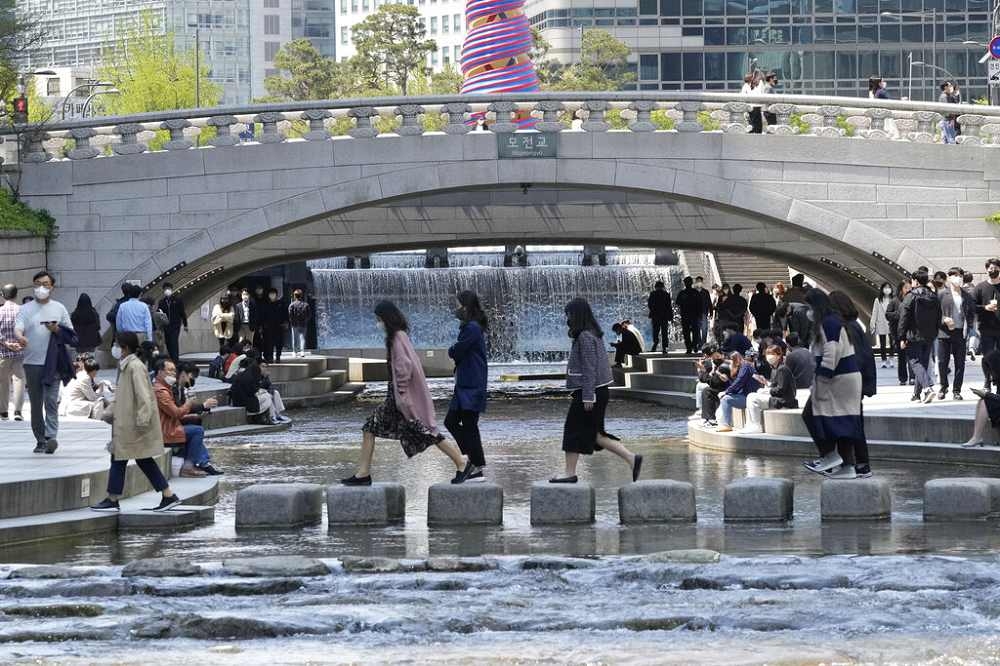 南韓18日起將全面解除社交距離防疫措施。圖為首爾市中心清溪川。（美聯社）