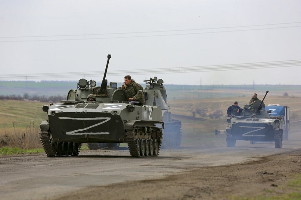 俄羅斯坦克在馬立波道路上行駛。（美聯社）