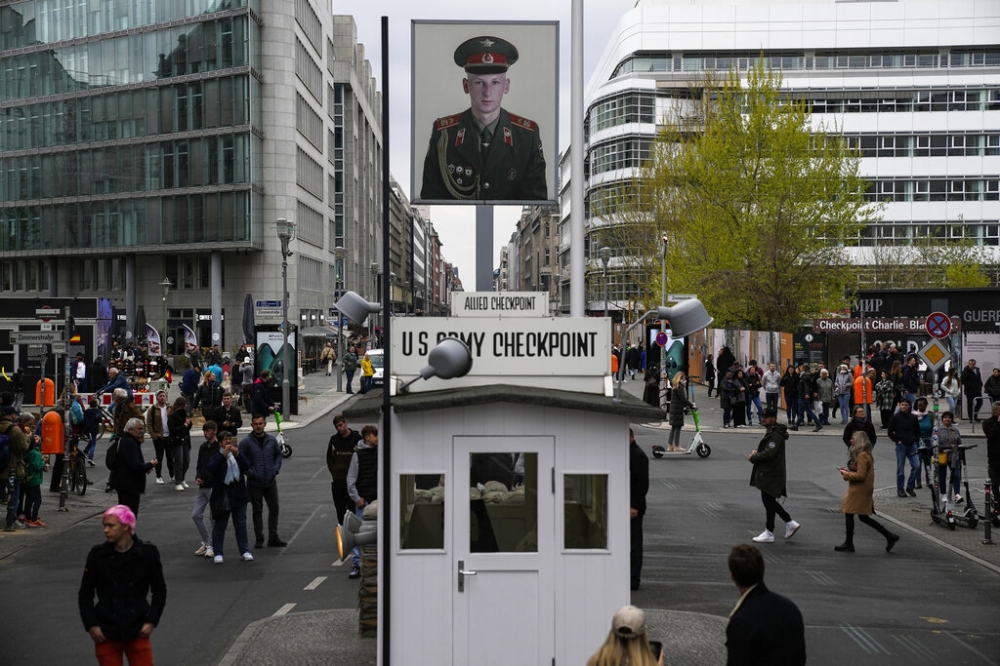 在德國柏林，冷戰期間的盟軍過境點查理檢查站前的蘇聯士兵的肖像。（美聯社）
