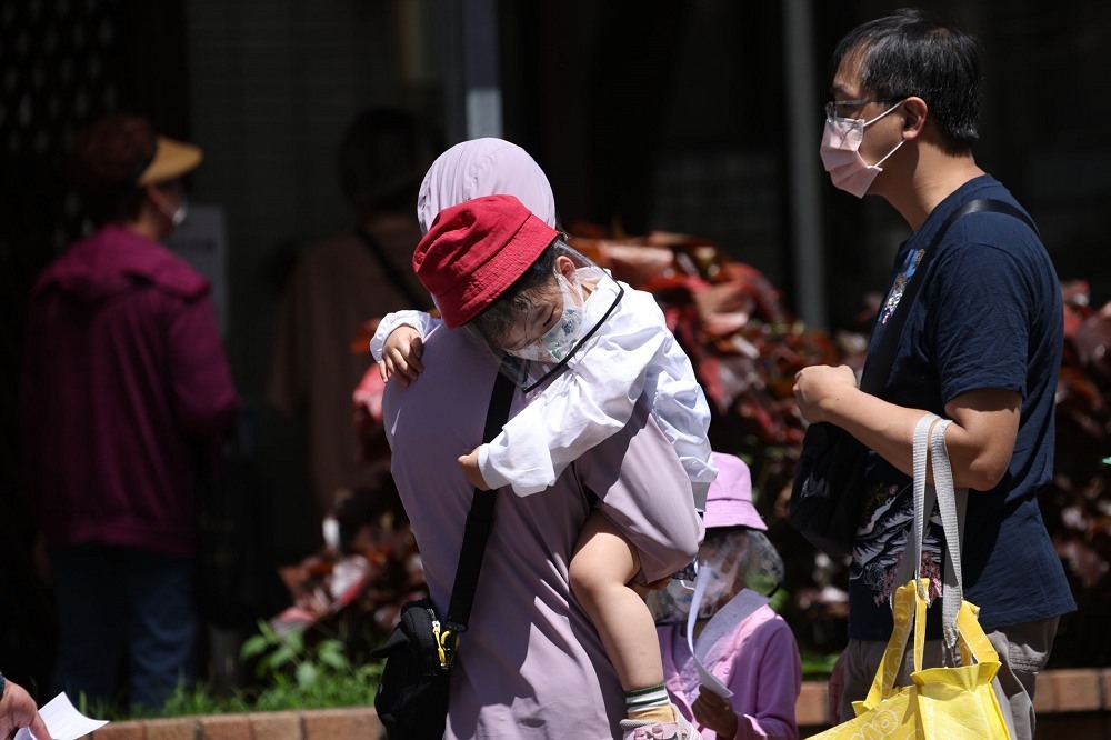 日前宣布開放6到11歲兒童施打半劑型莫德納疫苗，教育部25日也發函各縣市教育局處，待學校統計完畢後，最快5月2日可安排接種。（陳愷巨攝）