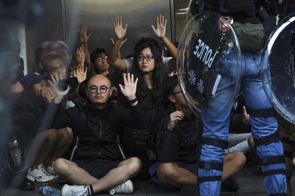 《逆天抗命》描寫的主軸鎖定在2019年下半到2020年的反修例抗爭運動，明確地認定「香港本土化」就是抗爭運動的精神內涵。（美聯社）