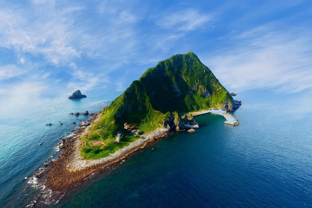 基隆嶼的形狀宛如一隻鯨魚（取自基隆嶼登島情報旅遊網臉書粉絲專頁）