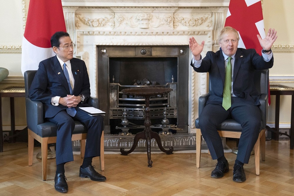 日本首相岸田文雄（左）5日與英國首相強森（右）會談。（美聯社）