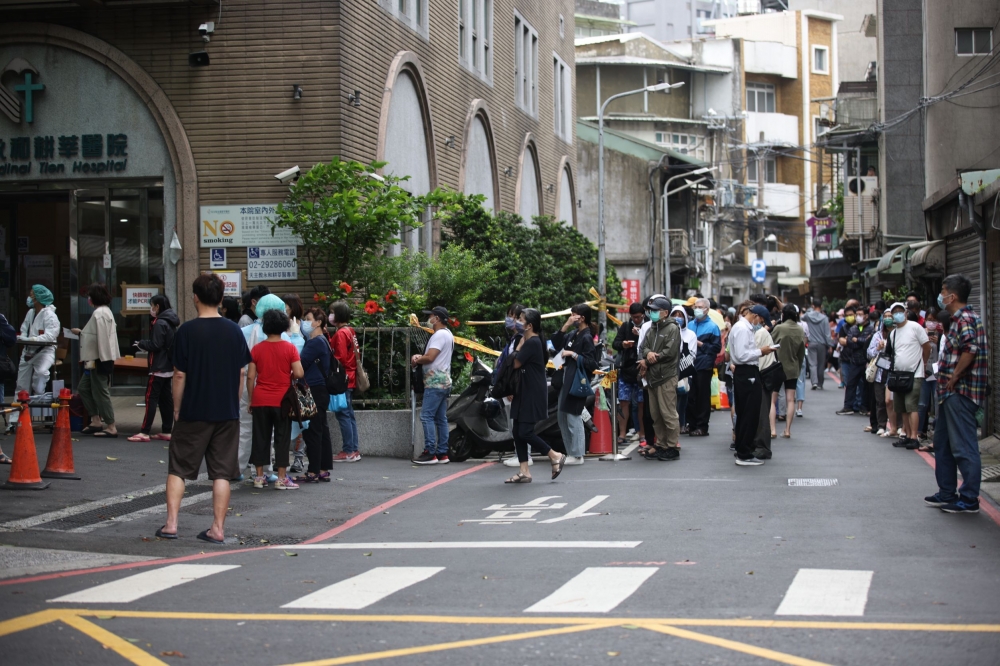 本土疫情持續飆升，確診陽性者紛紛跑到醫院急診室，塞爆PCR篩檢站、醫院急診，嚴重壓縮醫療量能。圖為永和篩檢站。（陳愷巨攝）