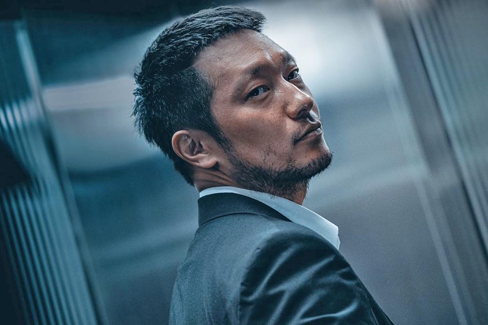孫錫久近來以韓劇《我的出走日記》爆紅，而他在新片《犯罪都市2》中飾演殺人不眨眼的大反派，面露凶光，讓人不寒而慄，卻充滿陽剛魅力。（車庫娛樂提供）