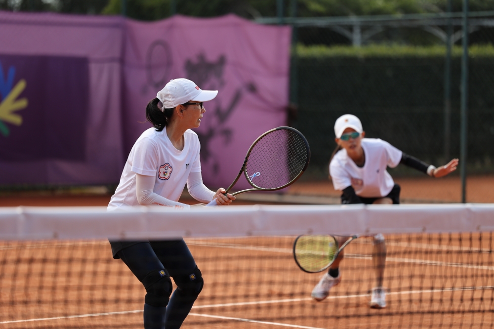 聽奧網球選手李家文（右）與60歲的何秋美(左）出戰聽障奧運女雙，成功摘金連霸。（體育署提供）