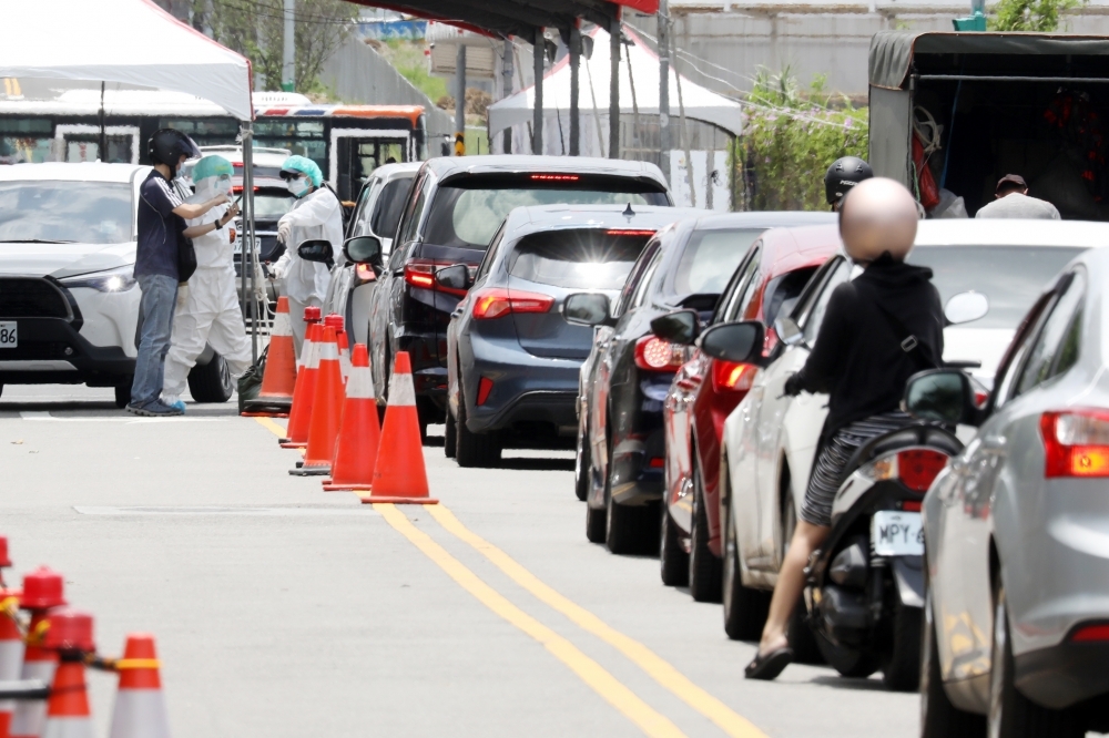 台北市政府設置的2個車來速篩檢人潮增加，且陽性檢驗率比例超高。（資料照片／王侑聖攝）