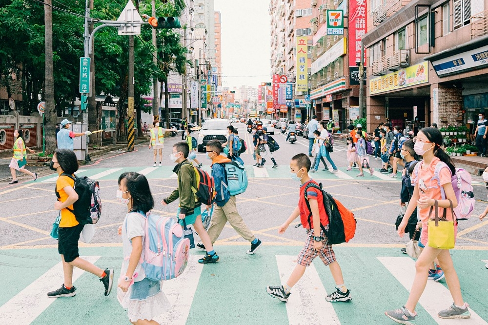 學童染疫風險大增，立法院法制局呼籲教育部，可讓高中以下學校可直接停課至5月底或學期末。（桃園市政府提供）