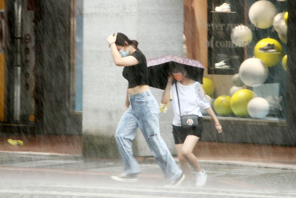 氣象局發布14縣市大雨特報，注意瞬間大雨、雷擊及強陣風。（資料照片／王侑聖攝）
