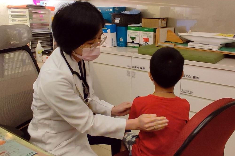 醫師建議家長可幫小孩拍背有助咳痰。（茂盛醫院提供）