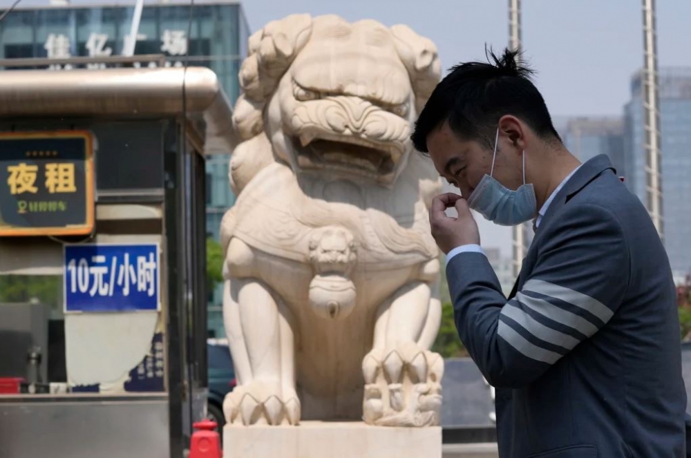 在上海這場突如其來的人禍中，過去的名聲、地位、財富，突然進入「過期作廢」狀態。（美聯社）