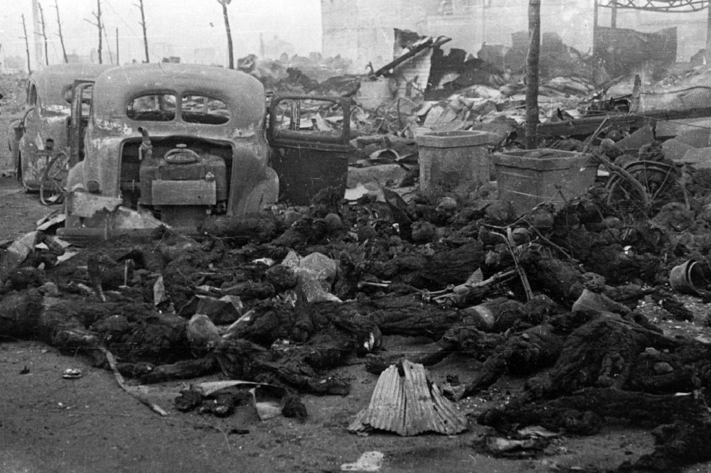 1945年3月9日，美軍在3小時內投下1665噸的燒夷彈，將東京化為人間火海地獄。（取自維基百科）