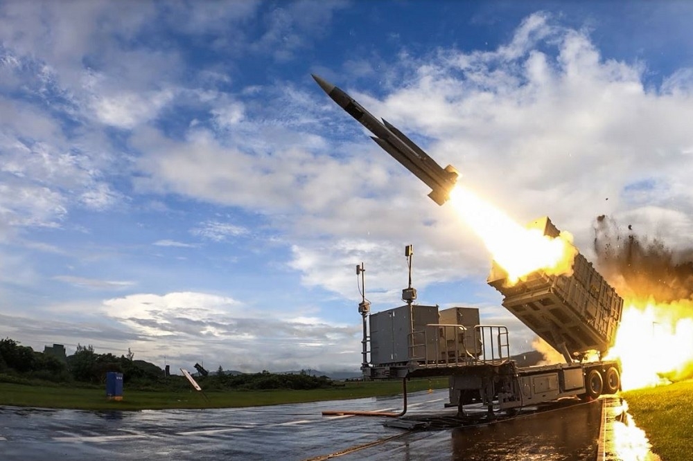 5月24日海空軍在屏東九鵬基地進行「海空飛彈射擊訓練測考」，這次亮點在於岸置機動型雄三反艦飛彈接戰備後，首次進行實彈射擊測考，圖為海軍海鋒大隊發射雄三飛彈。（國防部提供）