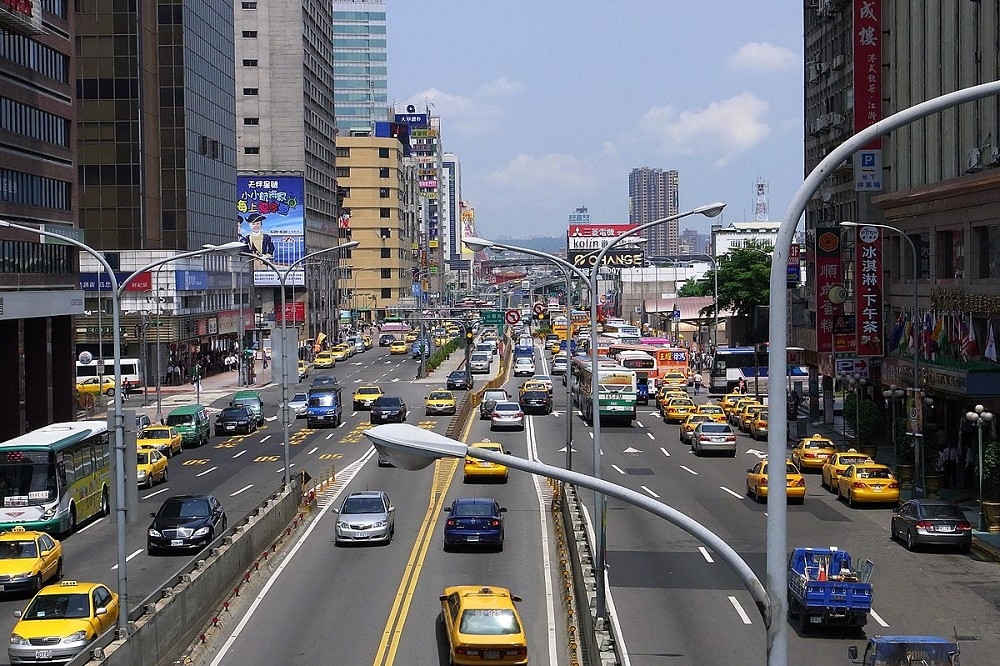 台灣機車路權促進會號召機車族7月9日騎上忠孝西路，抗議該路段禁行機車問題。 （取自維基百科）