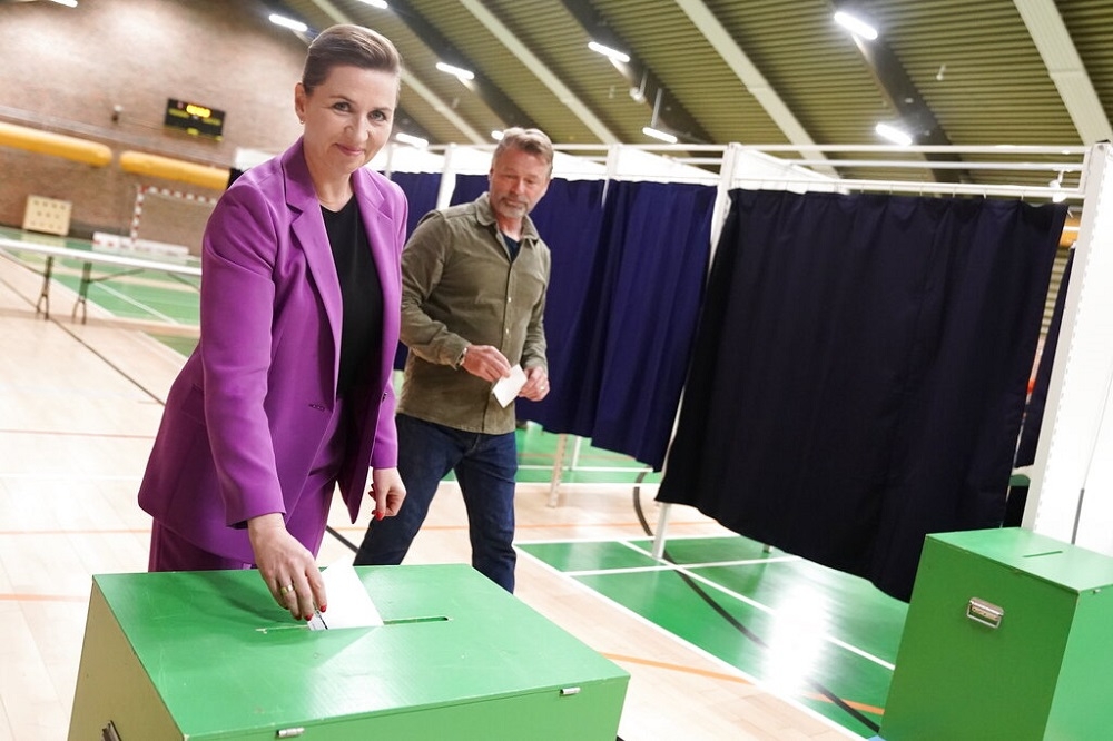 丹麥總理佛瑞德里克森和丈夫一起到投票所投票。（美聯社）