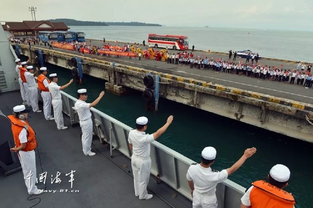 解放軍護航編隊曾於2019年造訪柬埔寨西哈努克港（施亞努港），離去時向港口群眾揮手致意。（取自中國國防部）