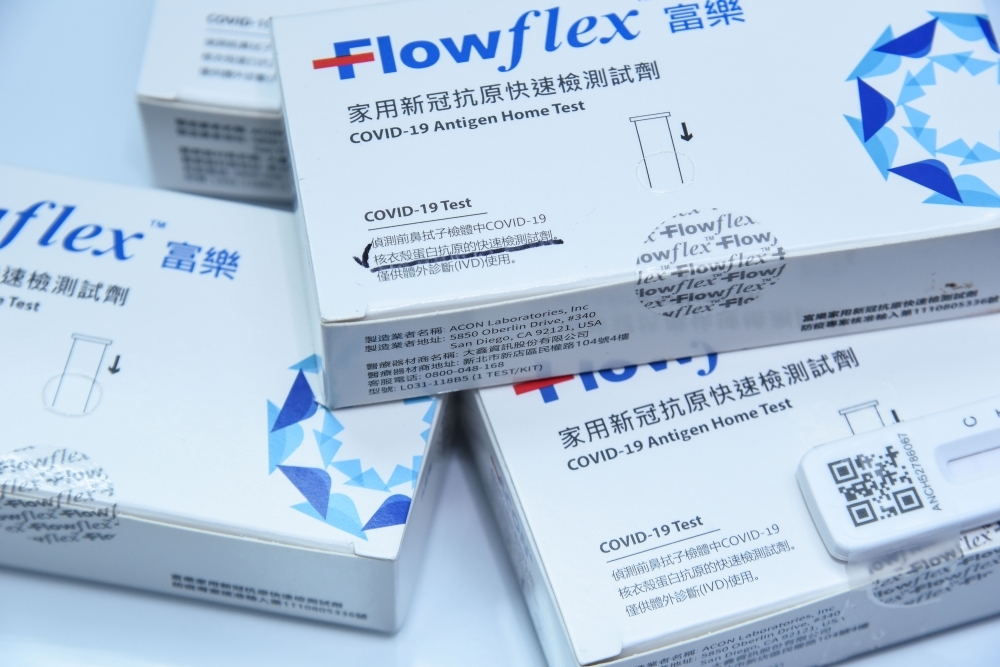 「富樂Flowflex快篩試劑」混充案延燒，有消息影射協助富樂取得EUA「邵博士」與衛福部長陳時中關係好，指揮中心17日澄清。（楊約翰攝）