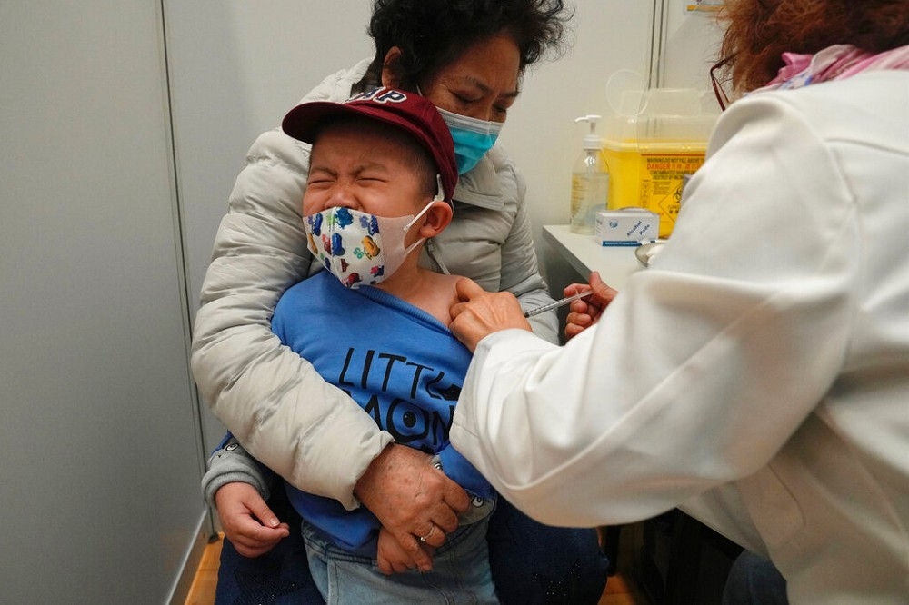 小小孩也加入打新冠疫苗的行列，美國建議滿6個月幼兒就該打疫苗，包括曾染疫的兒童。（美聯社）