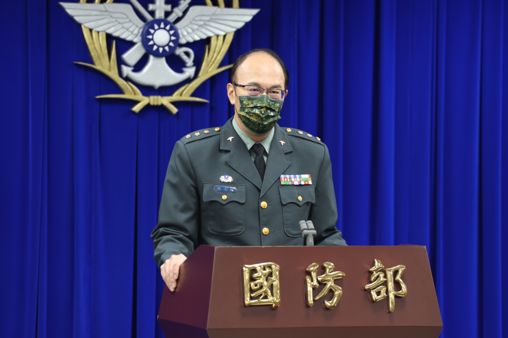 軍醫局衛勤保健處處長陳元皓說明4名受傷軍士官的狀況。（國防部提供）