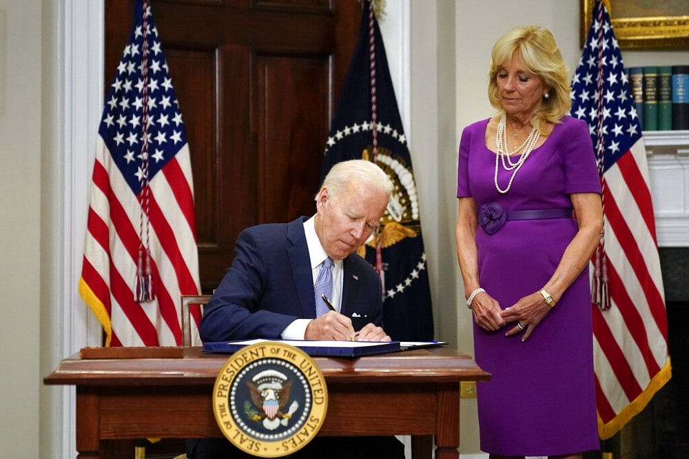 美國總統拜登簽署跨黨派槍枝安全法案正式生效。（美聯社）