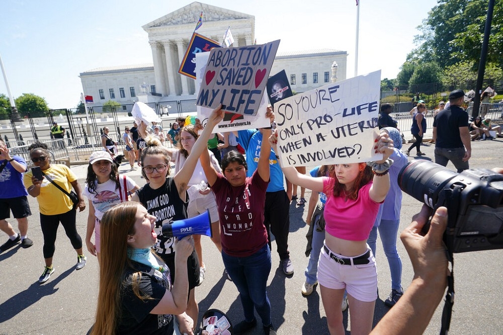 在美國最高法院前，反對（左）和支持墮胎權的民眾對槓。（美聯社）