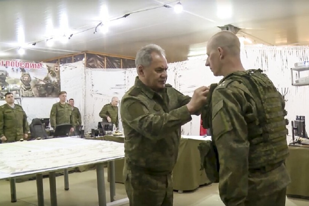 俄国国防部发布影像，显示防长萧依古到乌克兰视察俄国作战部队，颁发奖章给战士。（美联社）(photo:UpMedia)