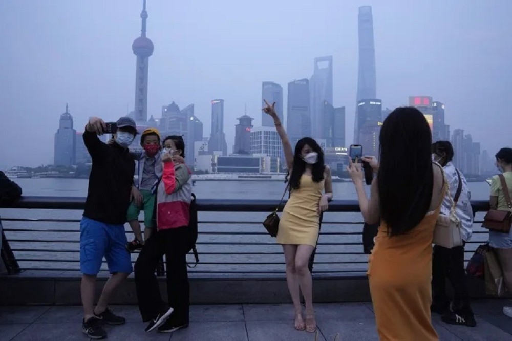 上海疫情趋缓，民众在上海外滩游玩、拍照。（美联社）(photo:UpMedia)