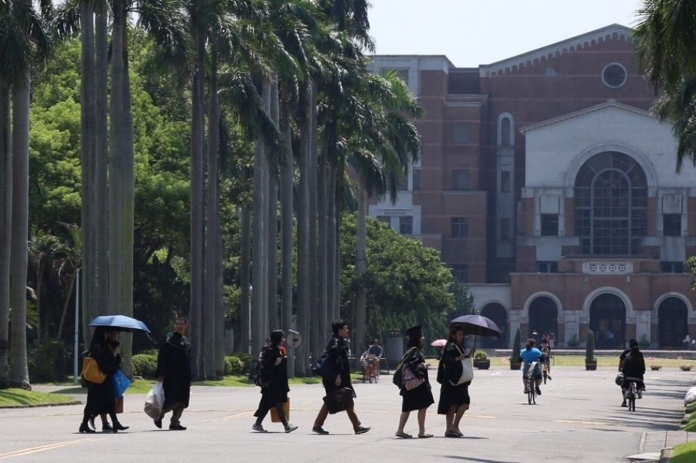 普設大學的結果，人人都有大學可念，無形中，卻降低了大學生的素質水平。（本報資料照片）