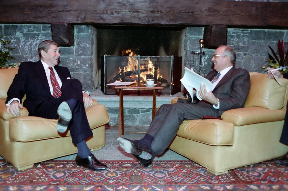1985年，在瑞士日內瓦舉行的高峰會上，時任美國總統雷根（左）和時任蘇聯總書記戈巴契夫（右）進行會談。（圖片取自維基百科）