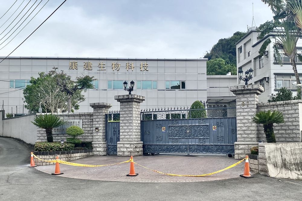 南投發生4死1傷槍擊案，目擊員工表示，嫌犯威脅5名員工進廁所，槍殺會客室內的3人。（張哲偉攝）