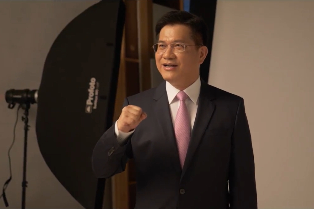 林佳龍25日拍攝定裝照，並預告未來選戰規畫。（林佳龍競選辦公室提供）
