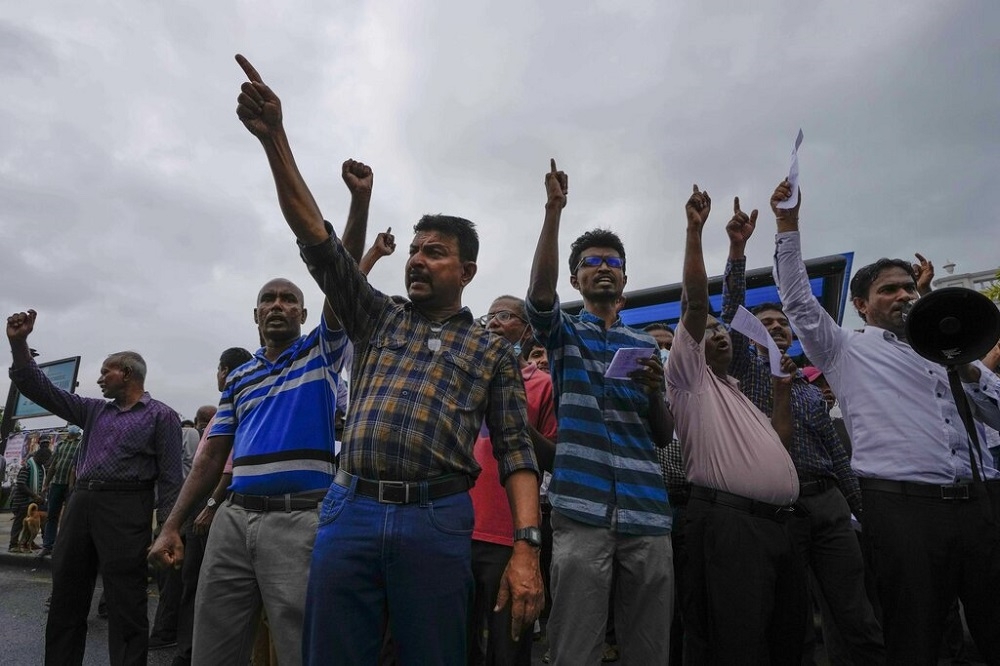 斯里蘭卡軍方日前將抗議民眾驅離總統府，引發反政府人士更強烈的反彈。（美聯社）
