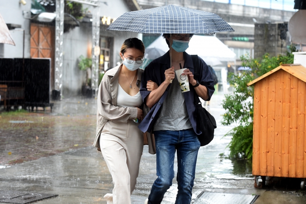 輕颱桑達影響東方低壓帶逐漸靠近台灣，未來一周各地會有局部短暫陣雨、雷陣雨。示意圖。（資料照片／張哲偉攝）