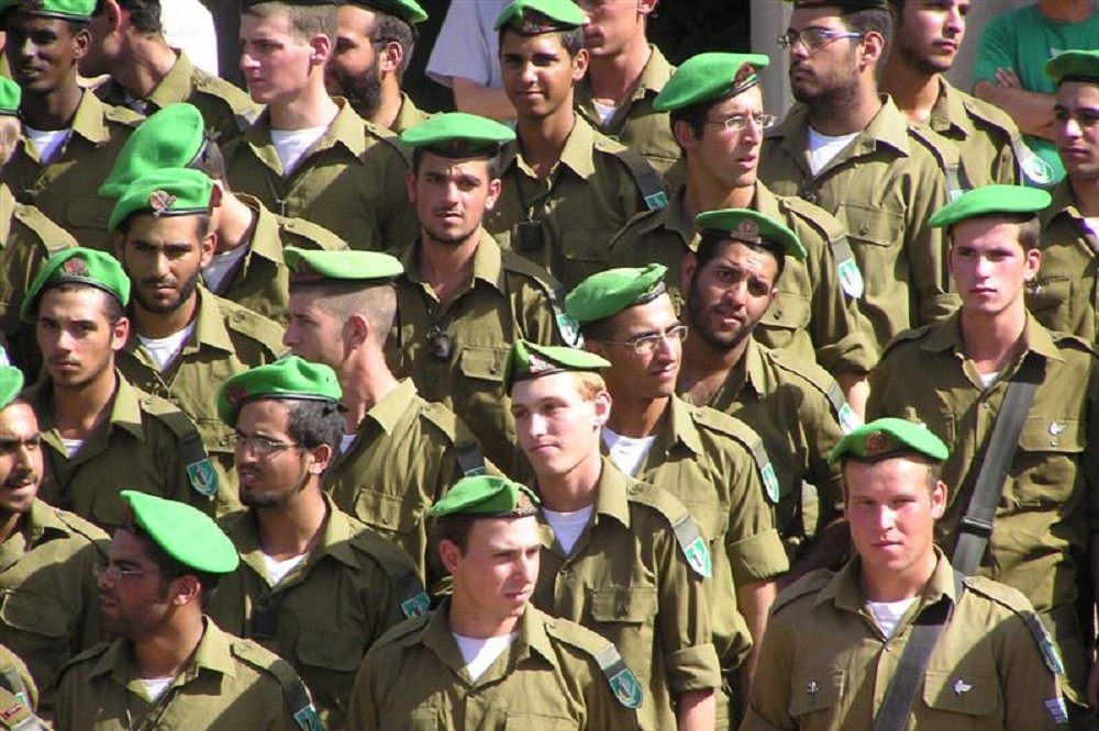 以色列每年約畢業7萬名高中生，他們最大的煩惱是如何能進入自己心儀的以色列國防軍（IDF）單位。（維基百科）