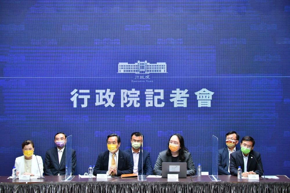 行政院3日召開跨部會記者會，針對中國經濟制裁，提出因應措施。（行政院提供）