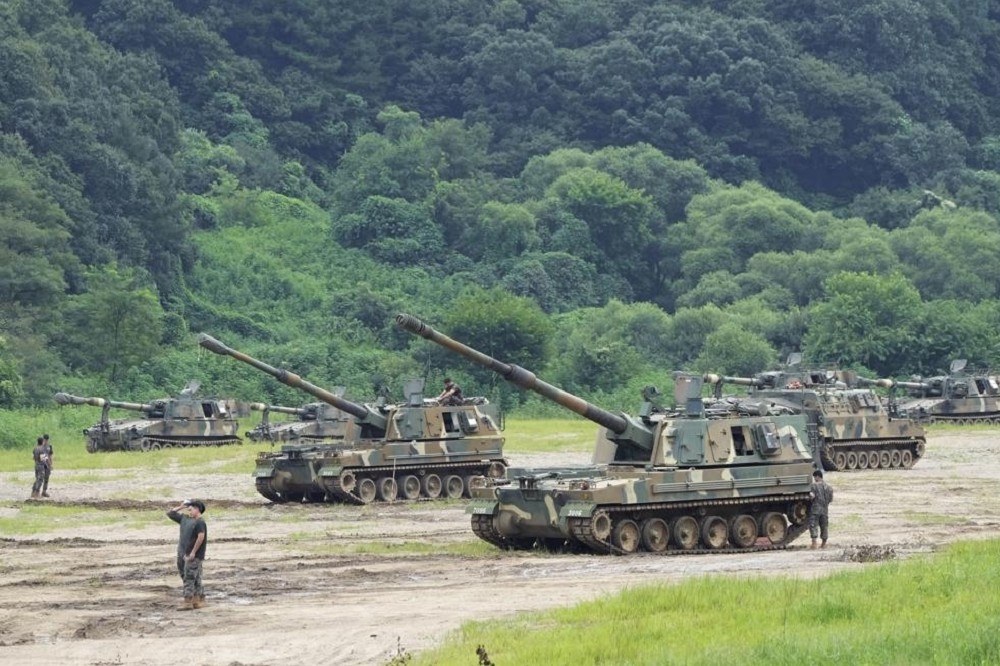南韓陸軍K9自走榴彈砲參加乙支自由護盾軍演。（美聯社）