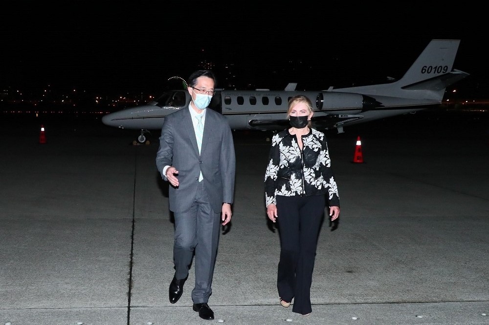 美參議員布蕾波恩抵達松山機場，由外交部北美司司長徐佑典代表接機。（取美自布蕾波恩推特）