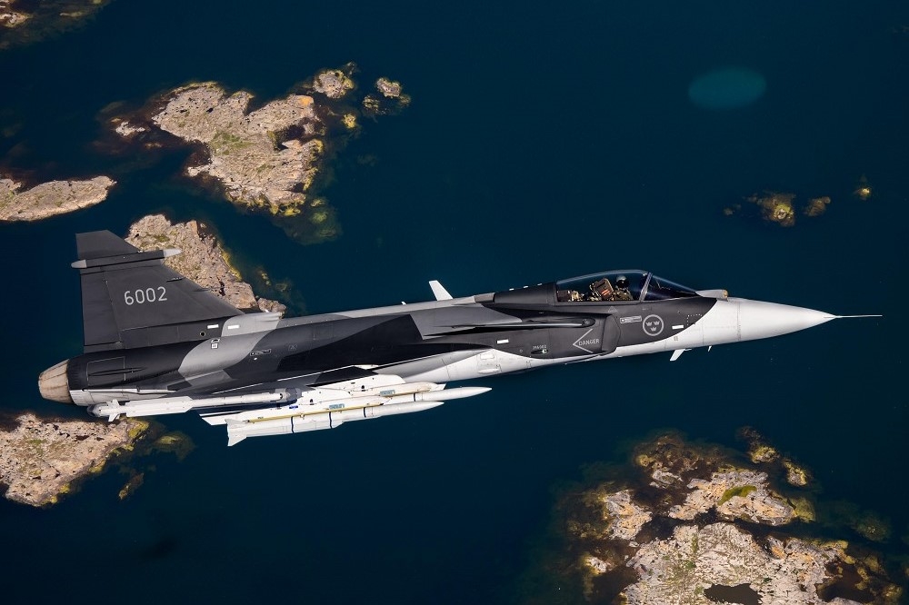 負責試射的「獅鷲E型」戰機掛載「流星」飛彈，飛越瑞典北部上空。（取自SAAB公司）