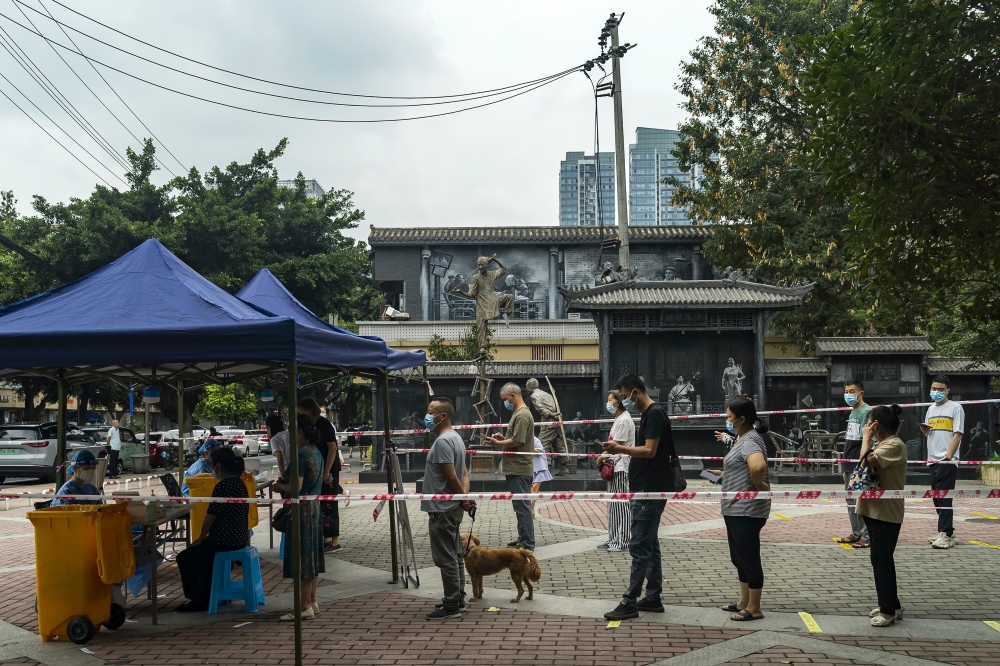 成都市民在公園排隊做篩檢。（美聯社）　　