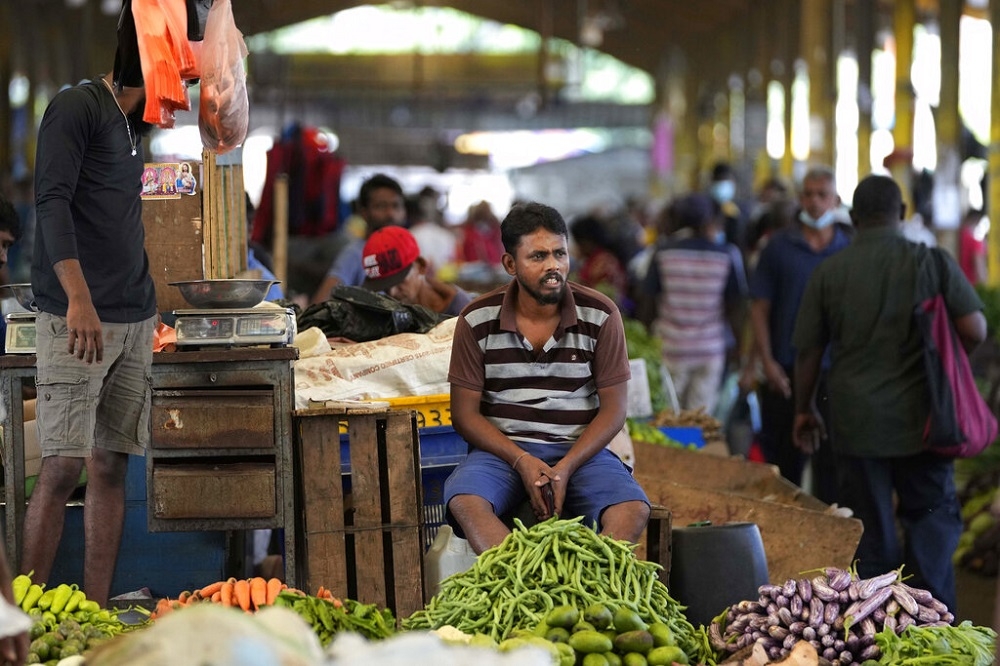 斯里蘭卡跟國際貨幣基金組織達成初步紓困協議。圖為斯國首都可倫坡的市場小販。（資料照片／美聯社）
