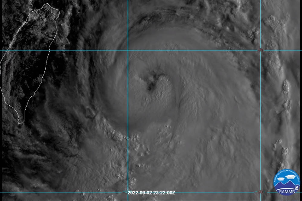 中颱軒嵐諾就在台灣東方，專家預估有可能還會再度增強為強颱。（截取自鄭明典臉書）
