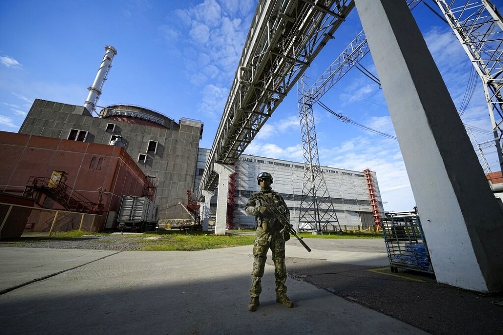 俄軍在烏克蘭札波羅熱核電廠外站崗。（資料照片／美聯社）
