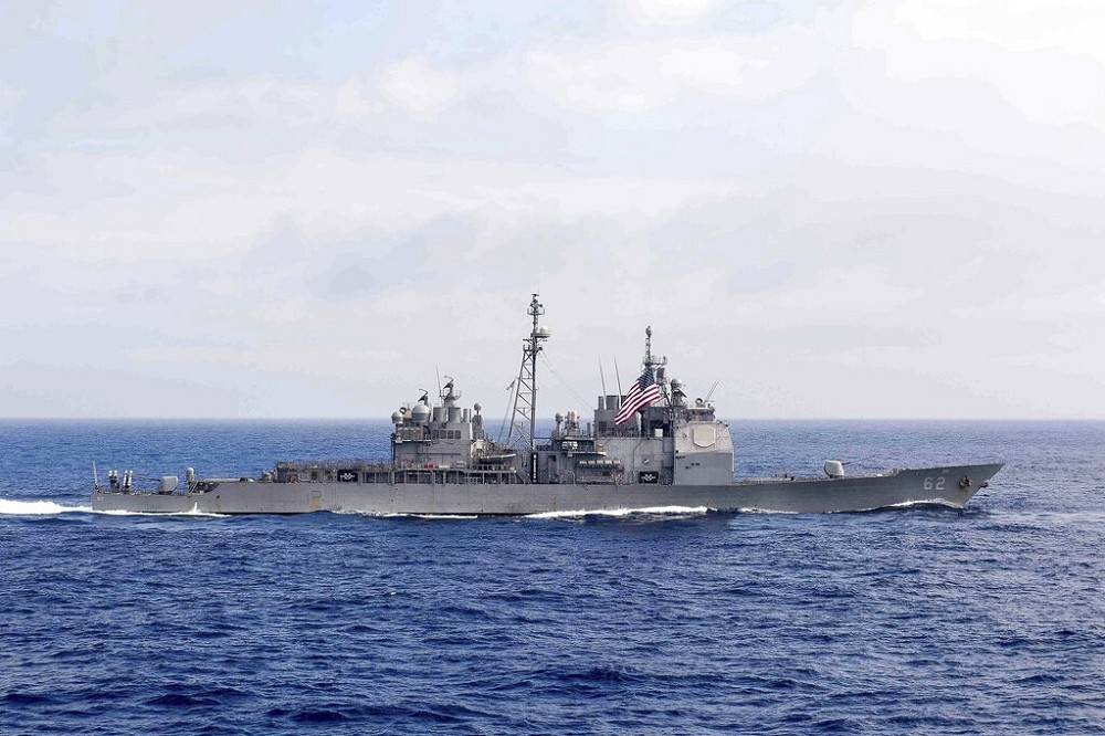 美巡洋艦昌塞勒斯維號穿越菲律賓海。（資料照片／美聯社）