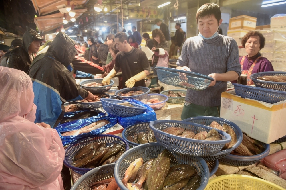 台南「阿堂鹹粥」漲價，讓民眾好奇魚片為何價格還是這麼貴？學者分析可能是冷凍加工業者在高價囤貨未清空，價格才會降不下來。（資料照片／張哲偉攝）